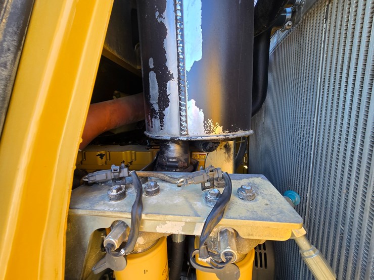 2015-caterpillar-953d-image-88