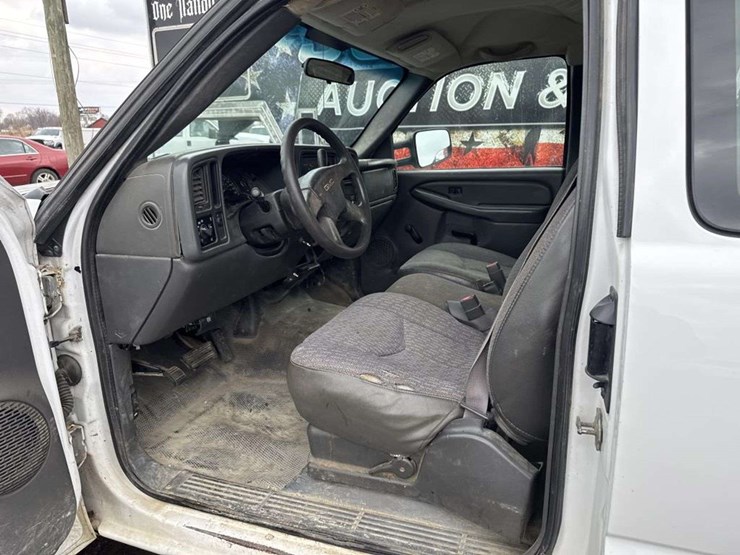 2005-gmc-sierra-2500-image-13