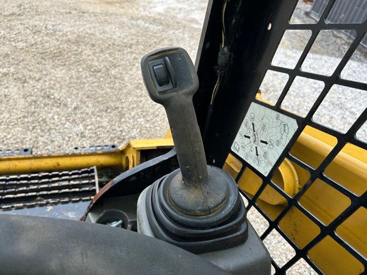 2015-caterpillar-259d-image-23