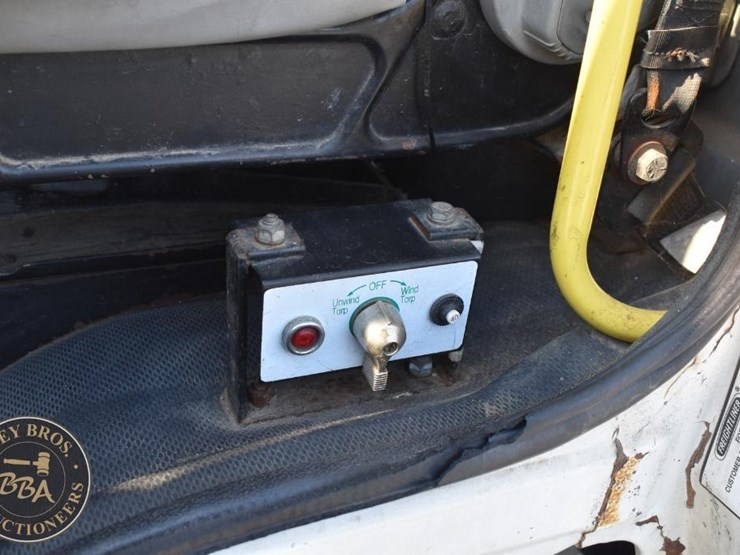 2001-freightliner-fl60-image-22