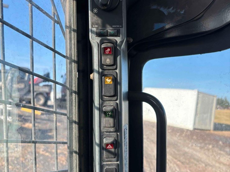 2012-new-holland-l225-image-12