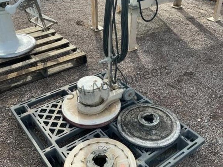 floor-scrubber-w/-scrubbing-pads-image-1