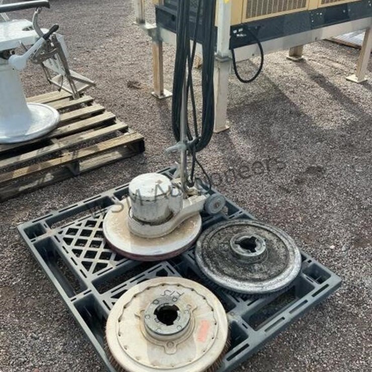 FLOOR SCRUBBER W/ SCRUBBING PADS