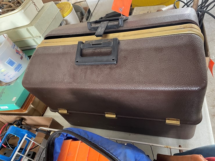 #7643-•-hard-plastic-tackle-box-image-3