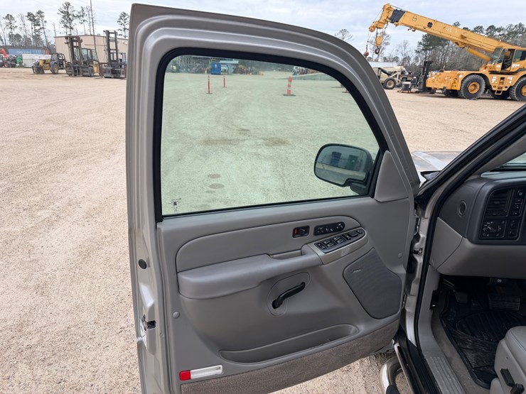 #447-•-2005-chevrolet-alvalanche-|-reconstructed-title-image-10