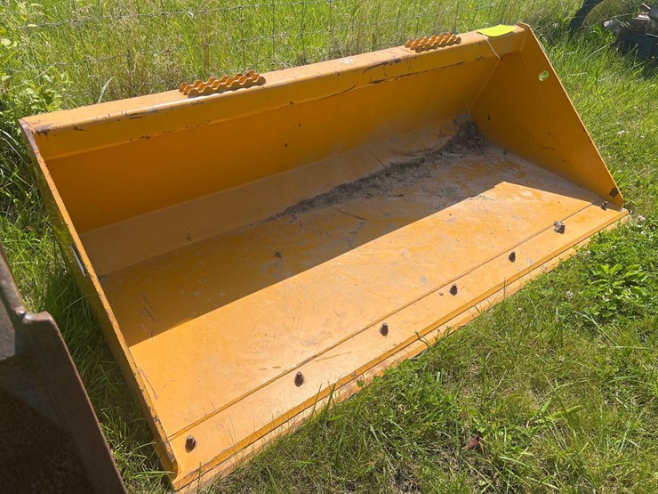 72"-severe-duty-bucket-image-2