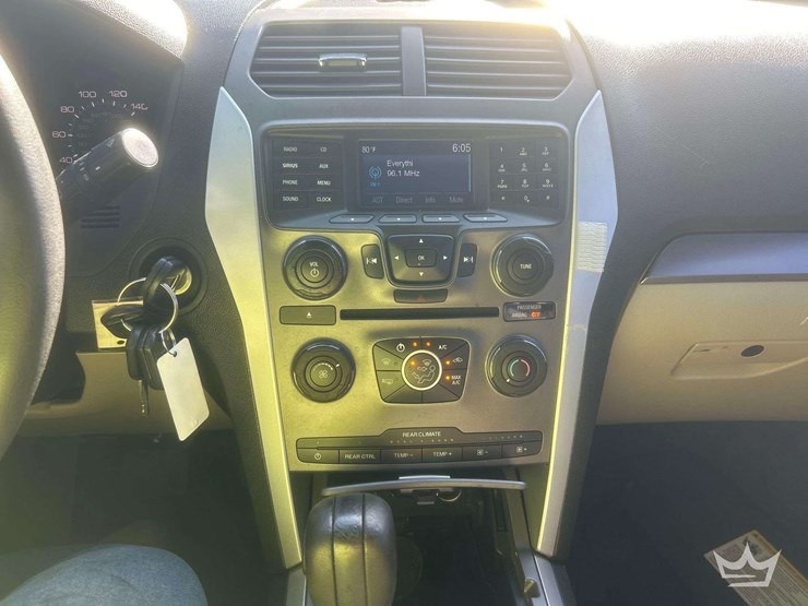 2015-ford-explorer-image-15