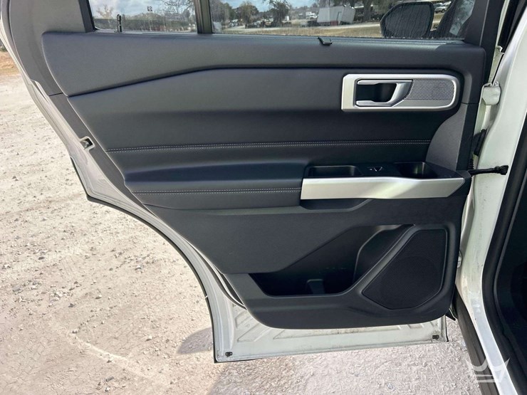 2021-ford-explorer-image-22