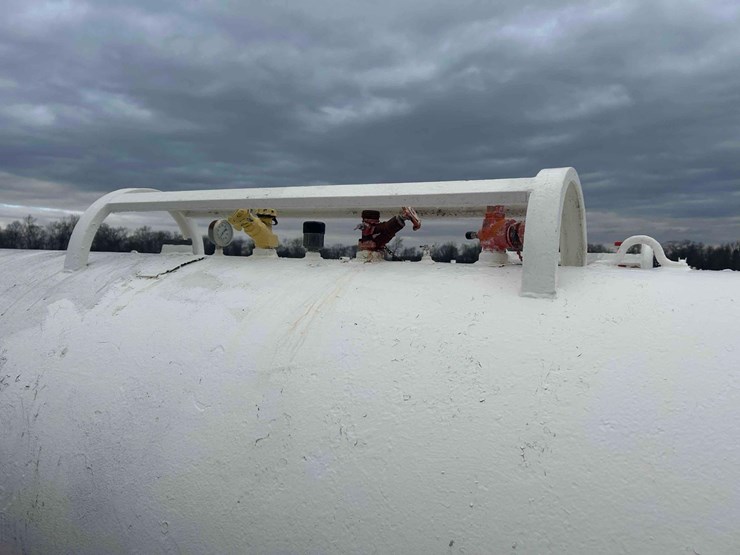 1000-gal.-nh3-tank-on-gear-#85-sells-offsite-image-5