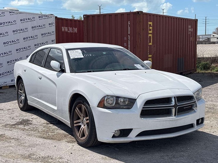 2013-dodge-charger-sedan-image-2