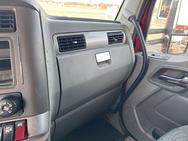 2019-kenworth-t680-image-31