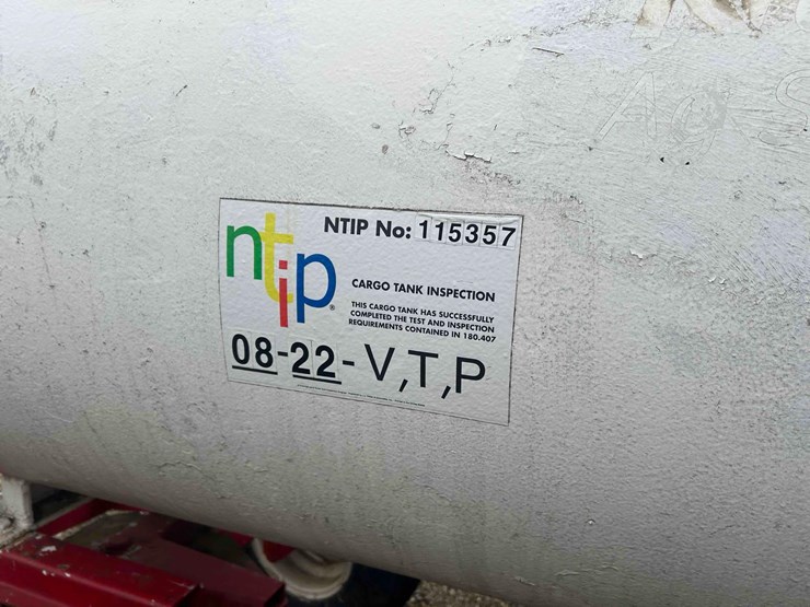 1000-gal.-nh3-tank-on-gear-#85-sells-offsite-image-9