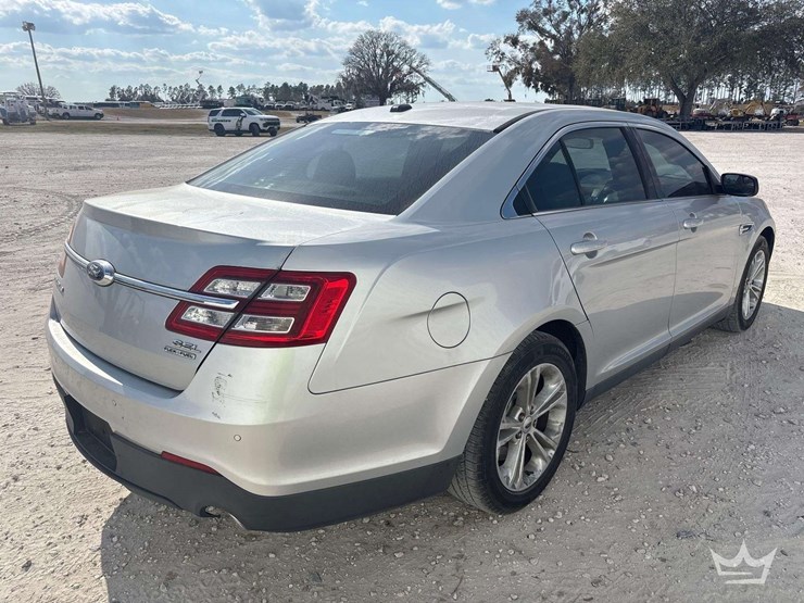 2016-ford-taurus-sedan-image-3