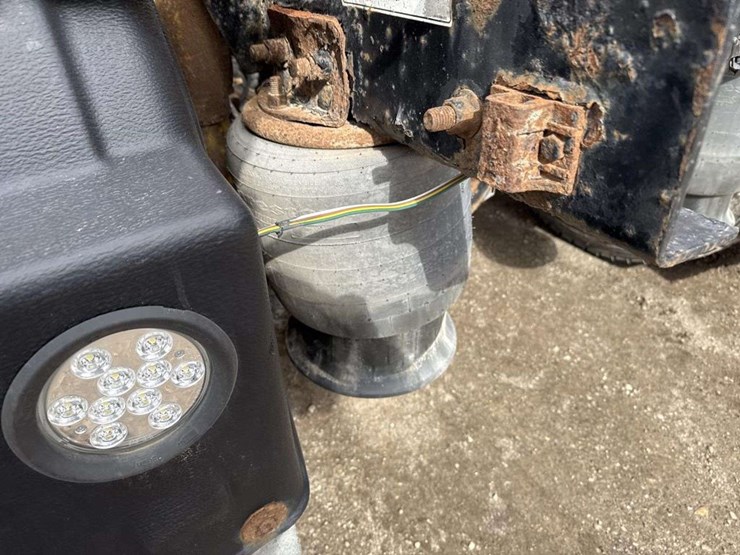 2000-freightliner-flc120-image-11