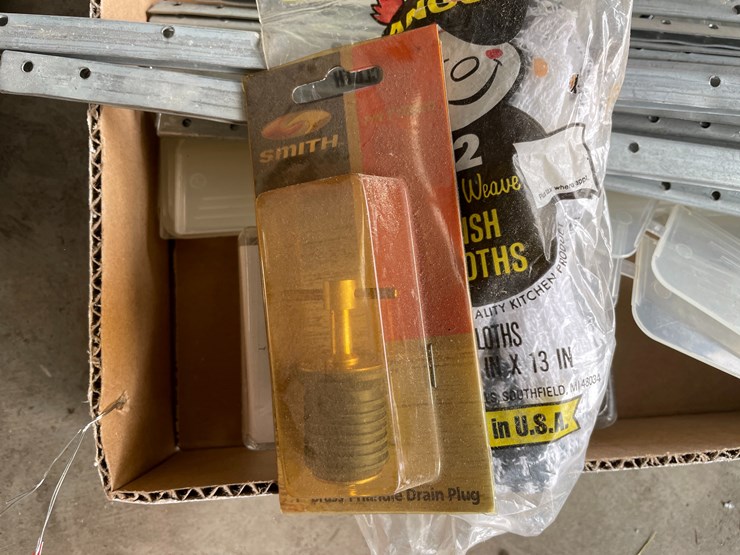 #7624-•-box-of-miscellaneous-image-7