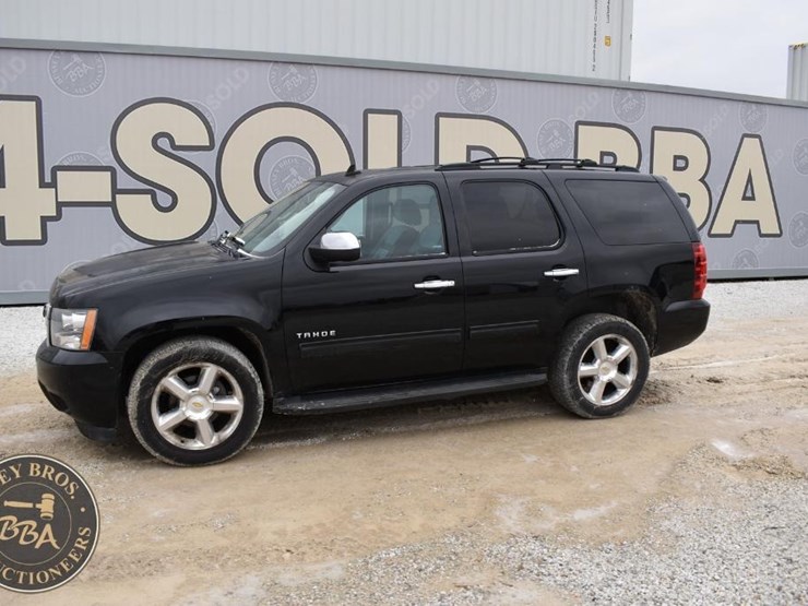 2013-chevrolet-tahoe-ls-image-2