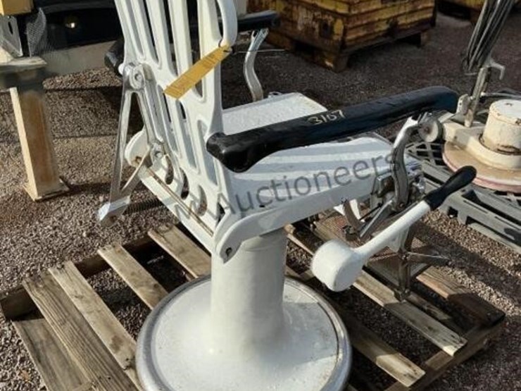 antique-barbers-chair-image-4