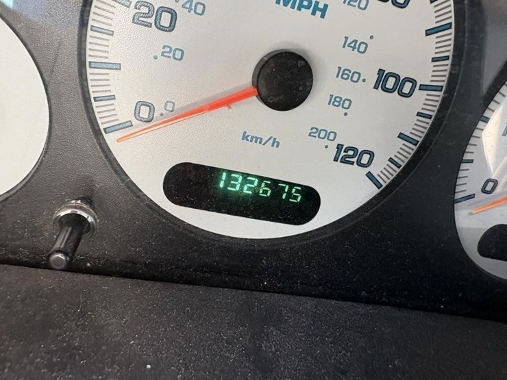 2002-chrysler-town-&-country-image-8