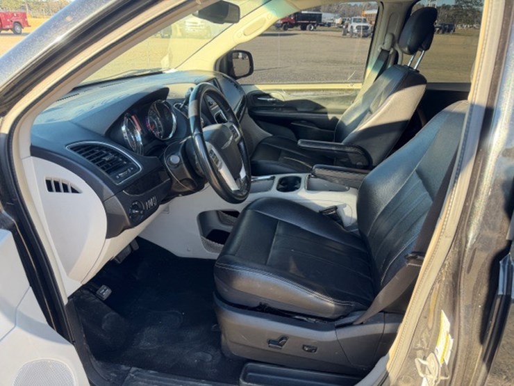 2014-chrysler-town-&-country-image-36