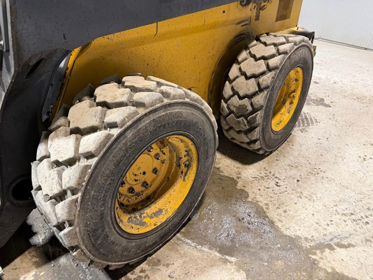 2017-deere-324e-image-11