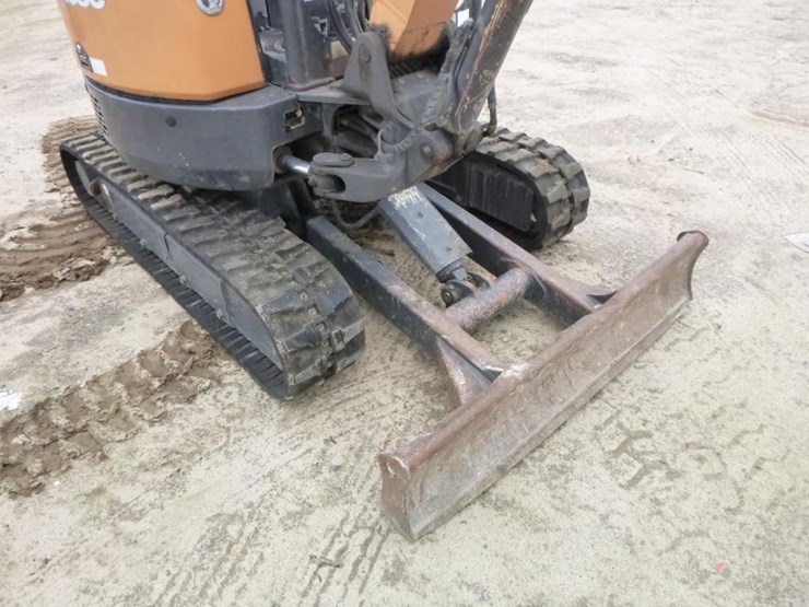 2017-case-cx33c-image-16