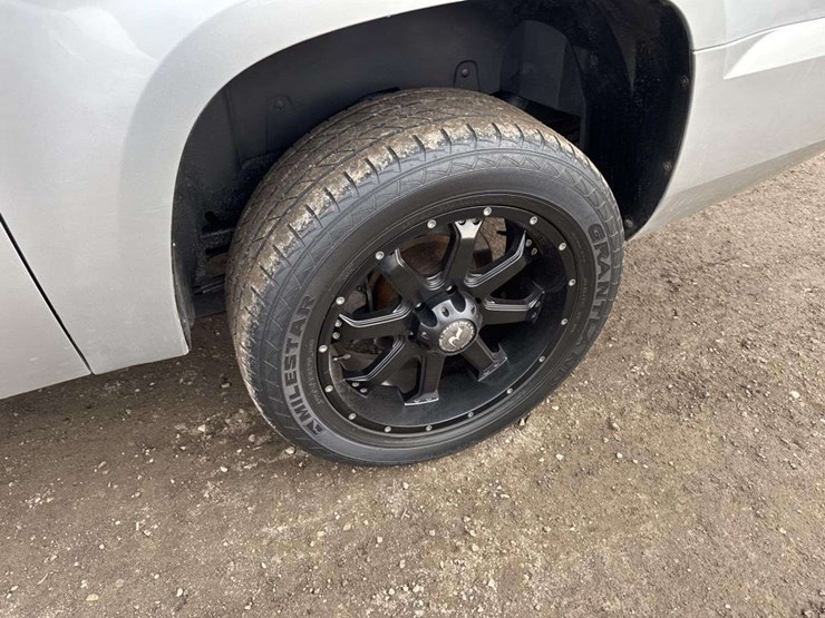 2012-chevrolet-suburban-1500-image-9