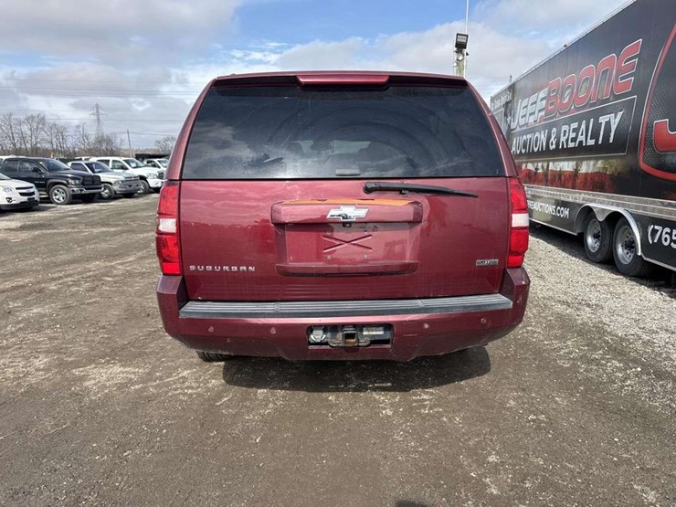2008-chevrolet-suburban-image-3