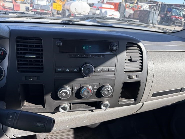 2011-chevrolet-3500-image-17