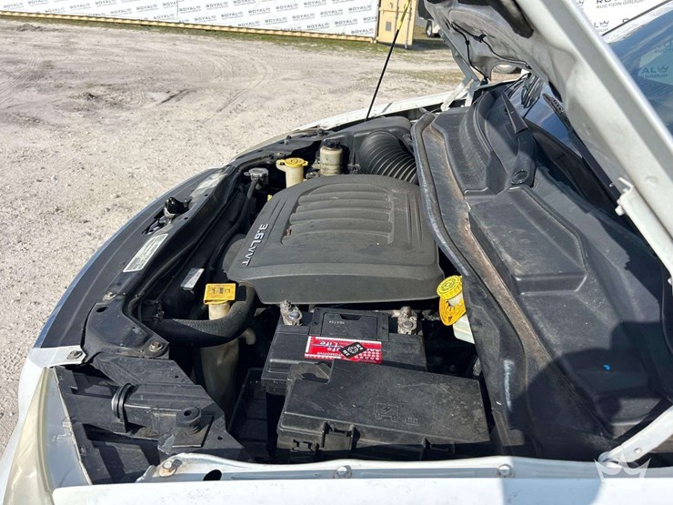 2016-chrysler-town-&-country-image-9