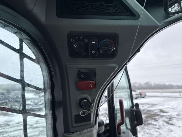 2023-caterpillar-226-image-15