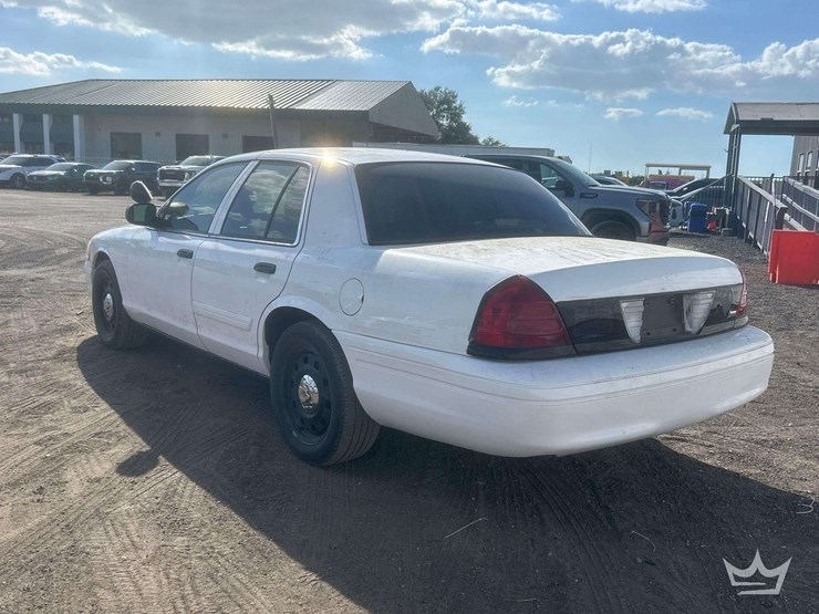 2010-ford-crown-victoria-image-4