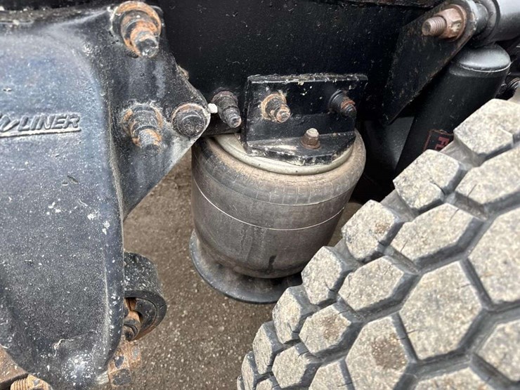 2000-freightliner-fld112-image-14