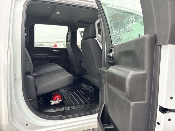 2023-chevrolet-3500-image-17