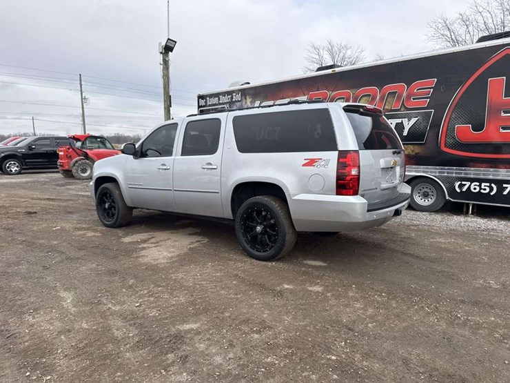 2012-chevrolet-suburban-1500-image-3