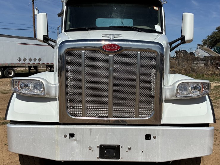 2020-peterbilt-567-image-2