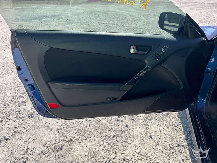 2015-hyundai-genesis-3.8-coupe-image-11