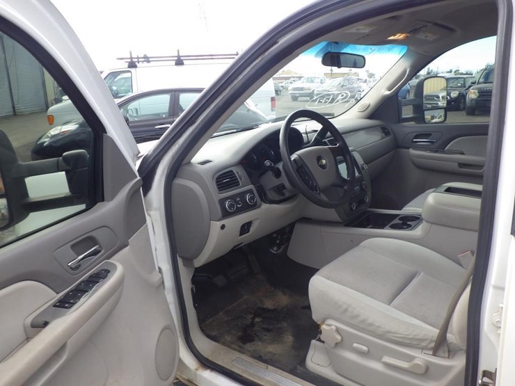 2009-chevrolet-suburban-image-5