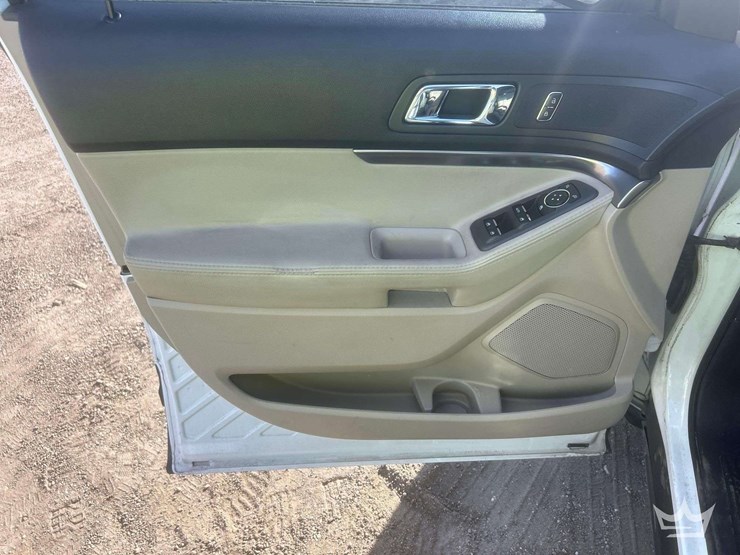 2015-ford-explorer-image-11