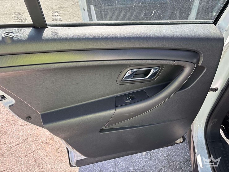 2015-ford-taurus-awd-sedan-image-16