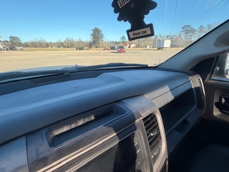 2019-ram-1500-classic-image-35