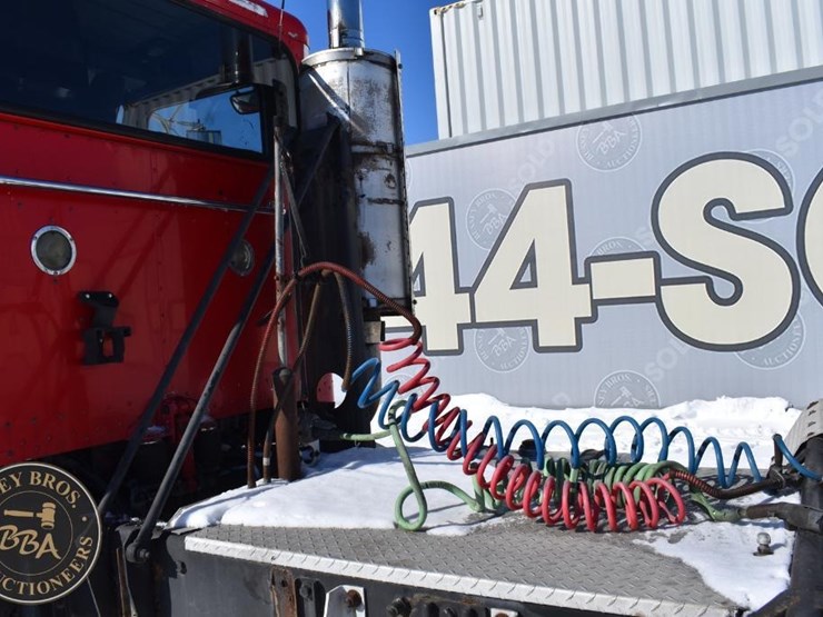 2005-peterbilt-385-image-13