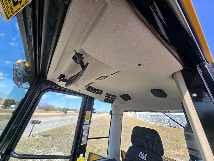 2015-caterpillar-953d-image-107