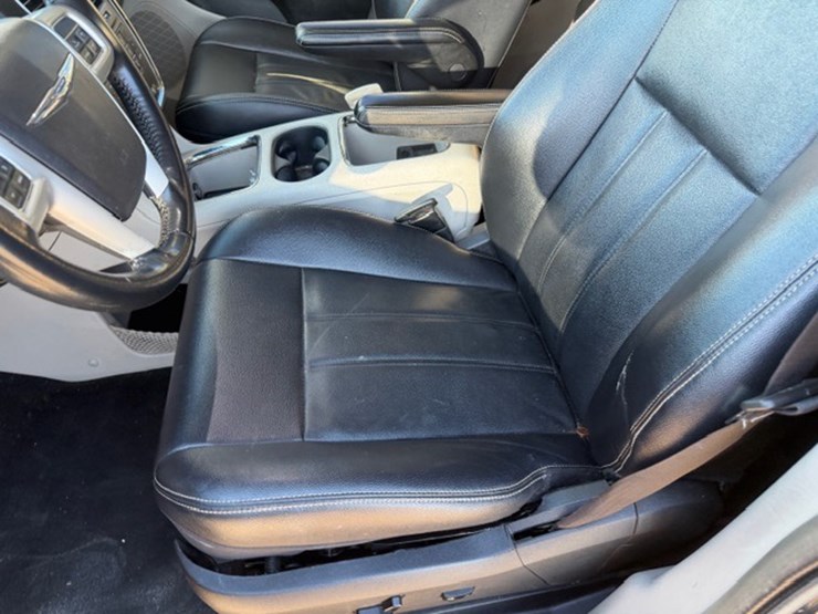 2014-chrysler-town-&-country-image-37