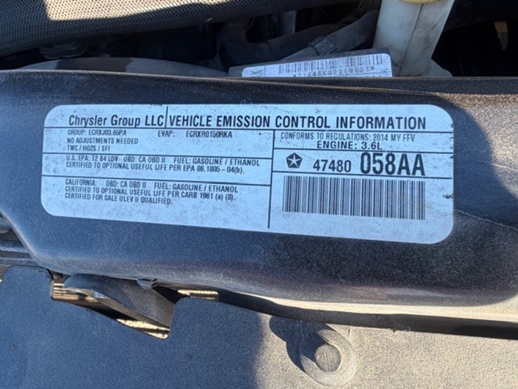 2014-chrysler-town-&-country-image-60