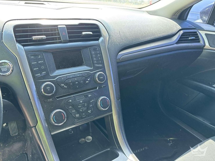 2017-ford-fusion-se-hybrid-sedan-image-12