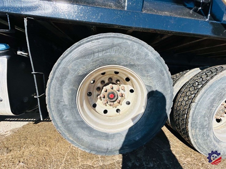 2011-volvo-truck-vhd-tri-axle-dump-truck-image-11