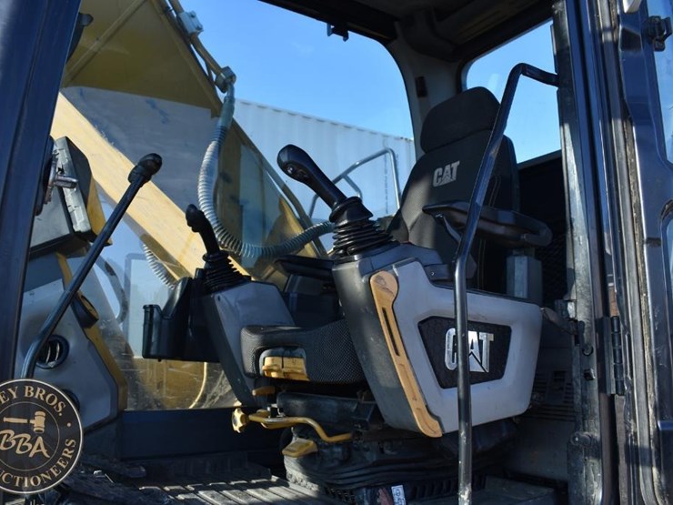 2020-caterpillar-320-image-40