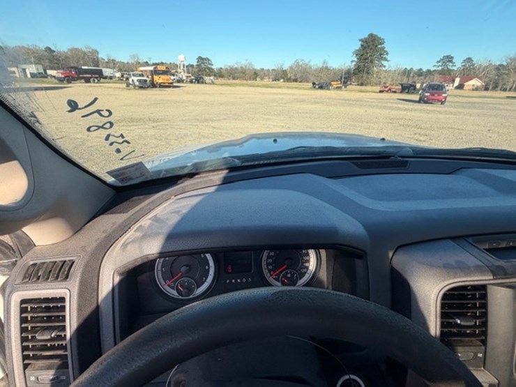 2019-ram-1500-classic-image-38