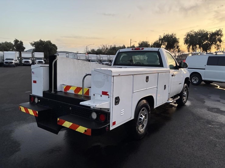 2011-chevrolet-2500-image-3