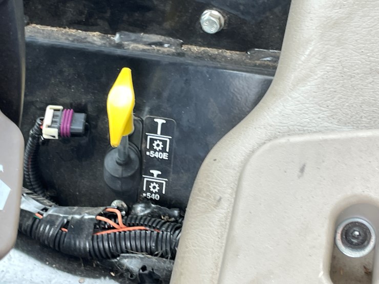 2015-john-deere-5075e-image-49